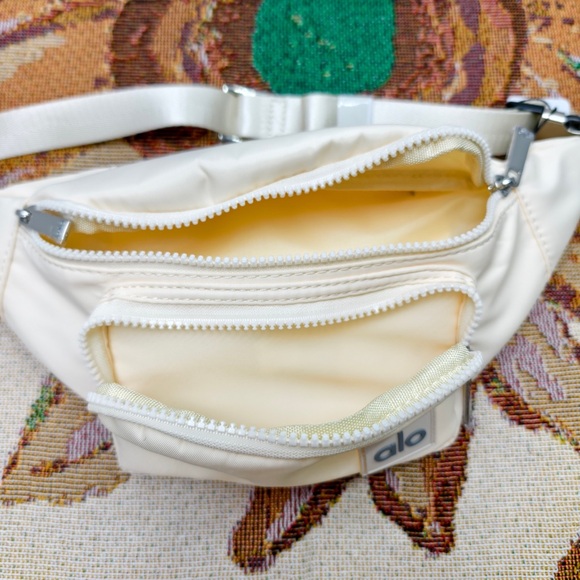 ALO Yoga Explorer Convertible Pack | 3L Nylon Waist Bag - Picture 4 of 5